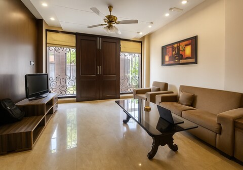 The Wildflower | Jacuzzi | Luxe Apartment