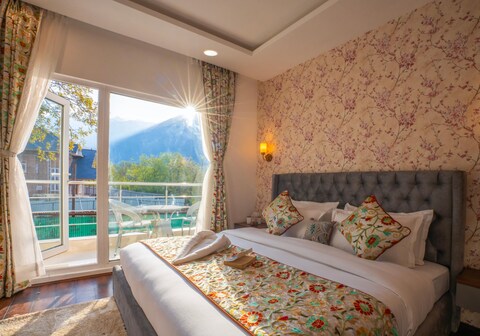 Moustache Pahalgam