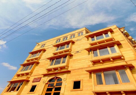 Hotel Secret House