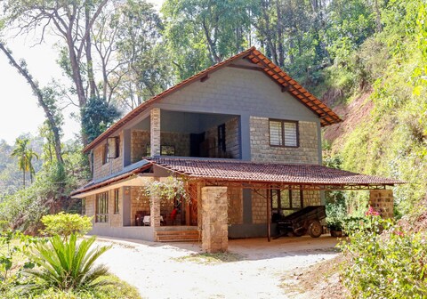 Kwality Bungalow | Room & Kitchen