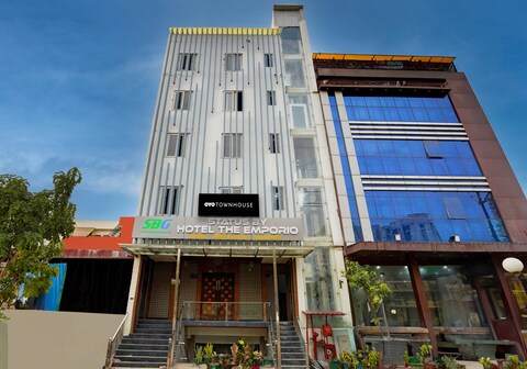 Townhouse Status By Sbg Near Anand Vihar Vaishali Metro Station