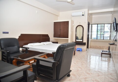 Arihantha Deluxe Lodge.