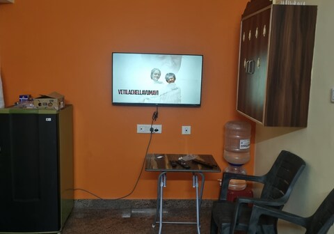 Cozy 1BHK w/ WiFi, Smart TV & Near Peaceful Lake