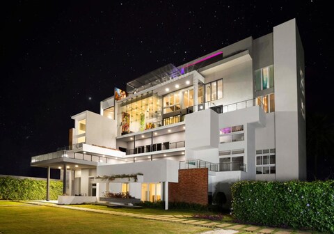 White Escape SKy Villa