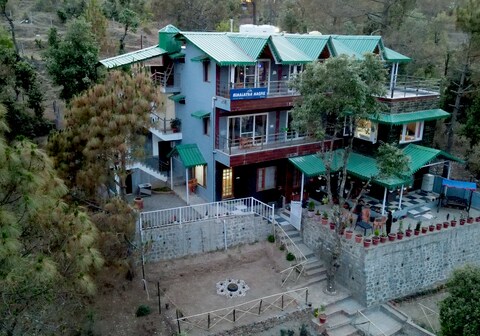 Himalayan Magpie | Lake View