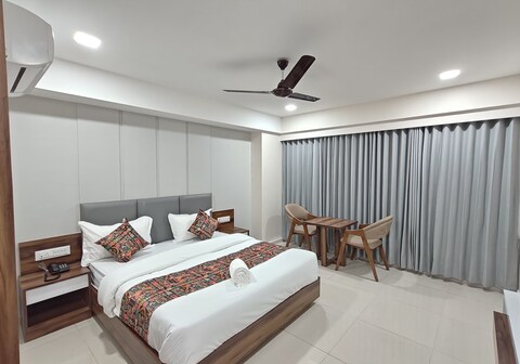HOTEL MAPLE LEAF