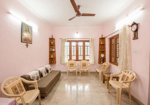 Beautiful 4BHK Homestay Near The Kings Meadows