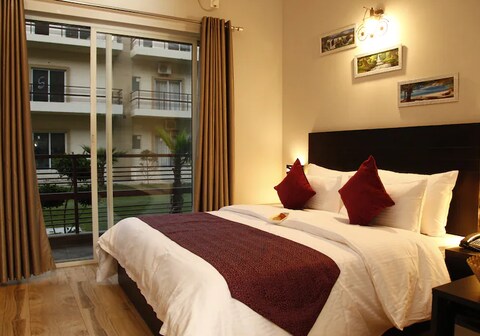 Pearl Suites At Omaxe Eternity