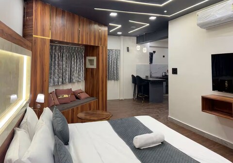 FamJam | 1Rk Diamond Dwell Penthouse