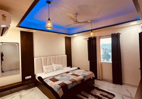 Taj Castle Homestay | Rooms & Cafe