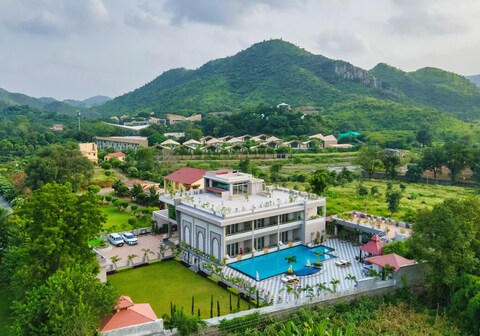 Mountain Creek Villa |Entire 6 BHK with Pool