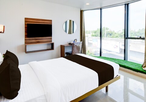 Super Hotel SRH luxury Rooms Near Rail Nilayam, NCL.