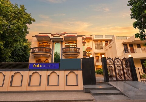 FabHotel The Arjun Sushant lok - Iffco Chowk Sector 29