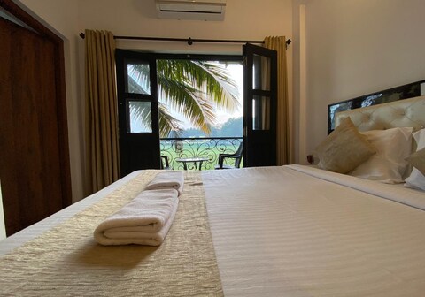 Green field view hotel