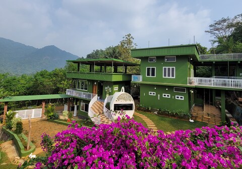 Peak Paradise Resort