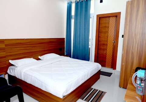 Divine kunjas stay