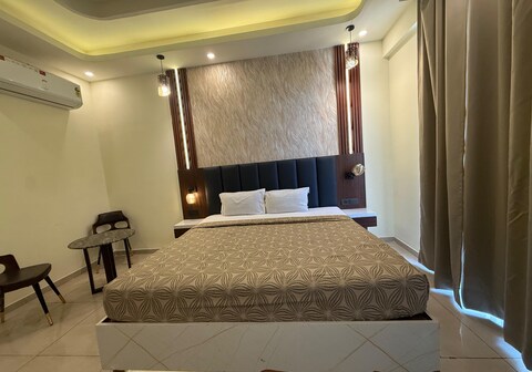 Lucknow loom by the crystal heaven