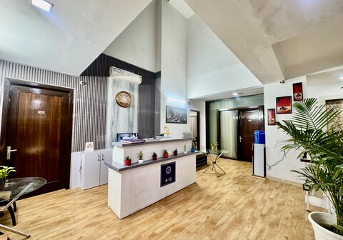 Posh Classic Huda City Center Metro
