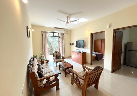 Spacious 2BHK Apartment with pool 5 mins to beach