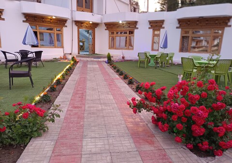 Kurja Garden | Rooms & Restaurent