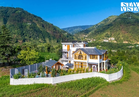 StayVista at The Oakridge W/ Jacuzzi