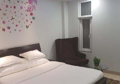 Exotic Pleasure Apartment | Rooms & Kitchen