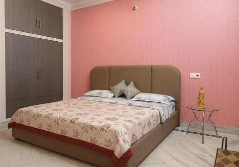 Cozy Pink Retreat With AC WIFI TV Mountain View