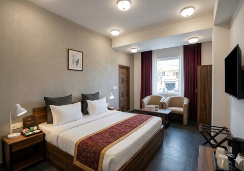 Hotel SPS 2 Min Walk From Kaushambi Metro Station