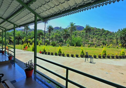 Palm Valley Farmhouse