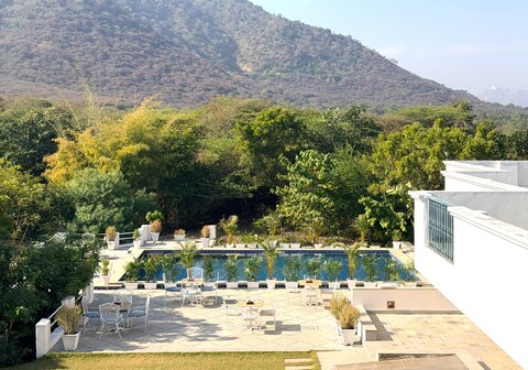 Devraj Villa | Rooms & Restaurant