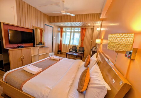 Orange Inn Stay | Rooms & Restaurant