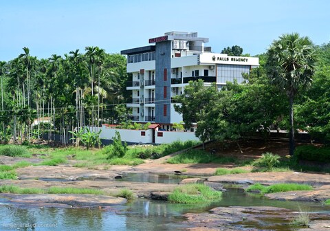 Falls Regency