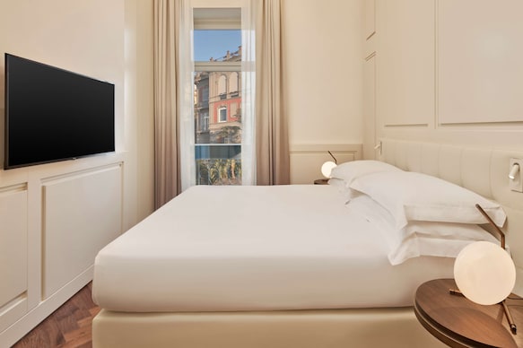 The Britannique Hotel Naples, Curio Collection By Hilton