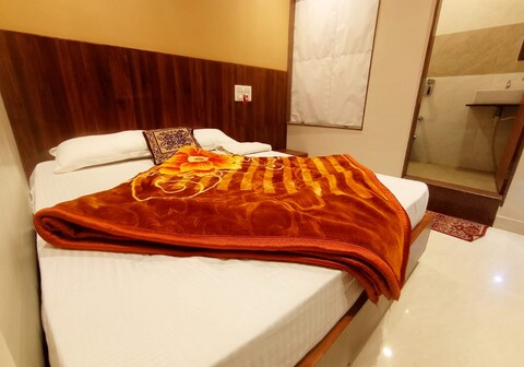 Hotel Star Light, 500 mtr from nakki Lake