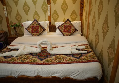 Young Aleena Houseboat