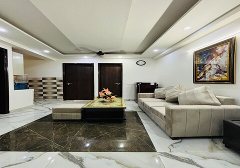 Thehrav Apartment at Kailash Puri