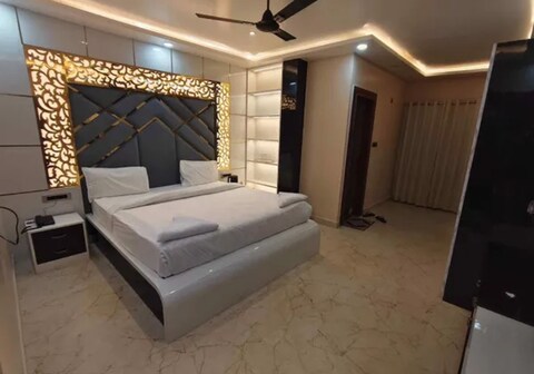 FabHotel KIR International