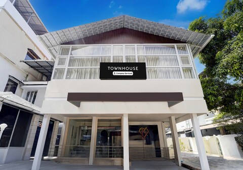 Super Townhouse Deshabhimani Road Kaloor Kochi