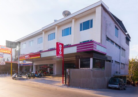 OYO 1977 Harvest Residence