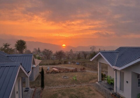 Pagdandi cotteges Bir | Mountain-View Hut | Sunset & Open Spaces