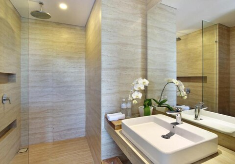 جيمباران باي بيتش ريزورت آند سبا