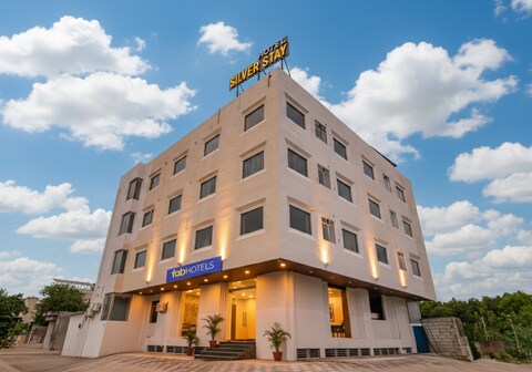 FabHotel Cozzy Stay - Indus land hospital , landscape park & morden school , D- mart