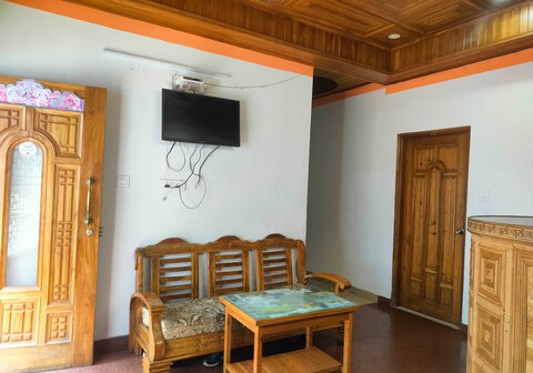 Hotel Kingsway Near Mall Road