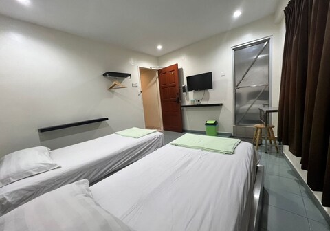 OYO 90994 Hotel Golden Mouse