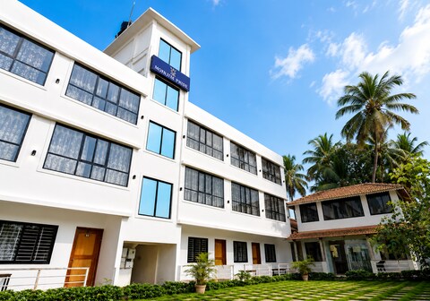 Morjim Pride Hotel with Swimming Pool near Morjim Beach