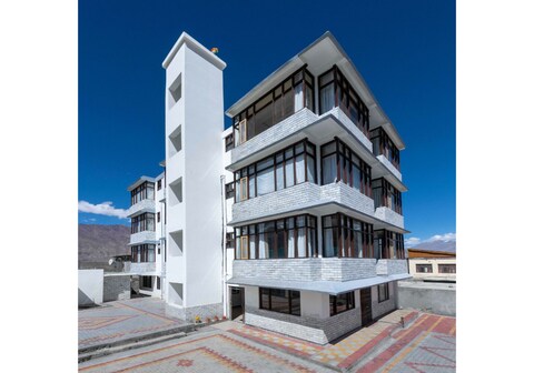 Dee Grand Marq Hotel