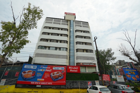 Nirulas Hotel (3 Min Walking Distance From metro Station)