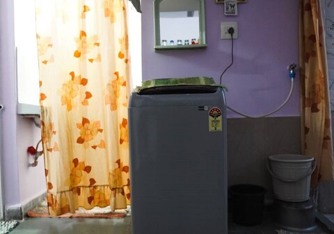 Single Bed in shared room in 1BHK Home of Artist