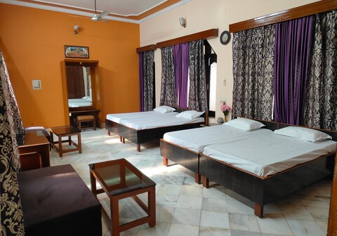 Shantiniketan Homestay in Ayodhya