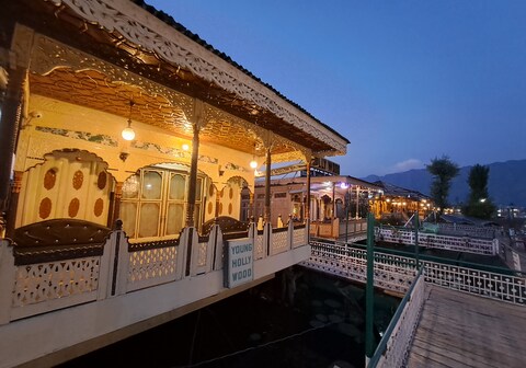 Young holly wood group of house boats